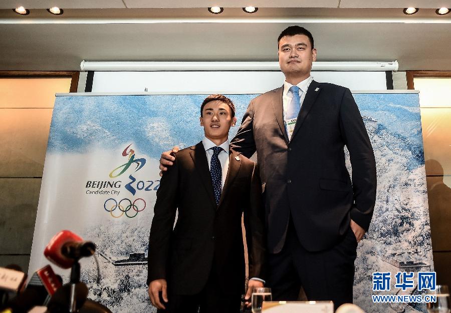 29 июля 2 посла Заявочного комитета на проведение Зимней Олимпиады-2022, Яо Мин (справа) и Сун Аньдун (первый китайский спортсмен, выбранный NHL), фотографировались вместе. 