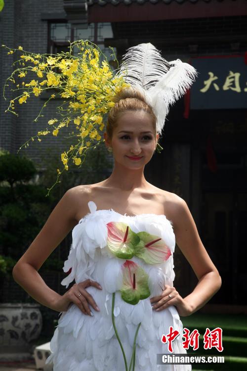 Любительница экологической одежды из России организовала показ моды из овощей и фруктов Любительница экологической одежды из России организовала показ моды из овощей и фруктов