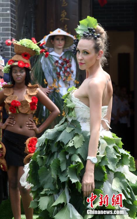 Любительница экологической одежды из России организовала показ моды из овощей и фруктов 