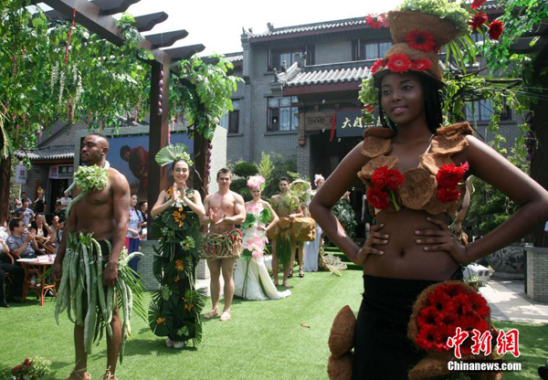 Любительница экологической одежды из России организовала показ моды из овощей и фруктов 