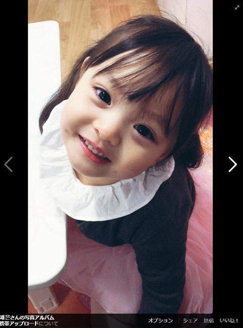 Симпатичная японско-корейская девочка-метис