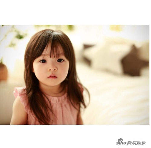 Симпатичная японско-корейская девочка-метис