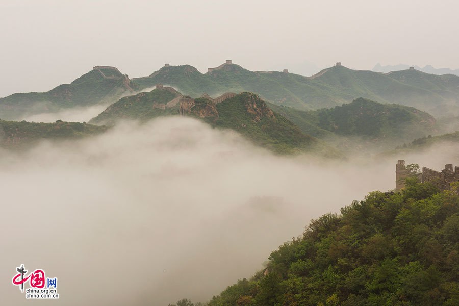 Участок Великой китайской стены Цзиньшаньлин после дождя 