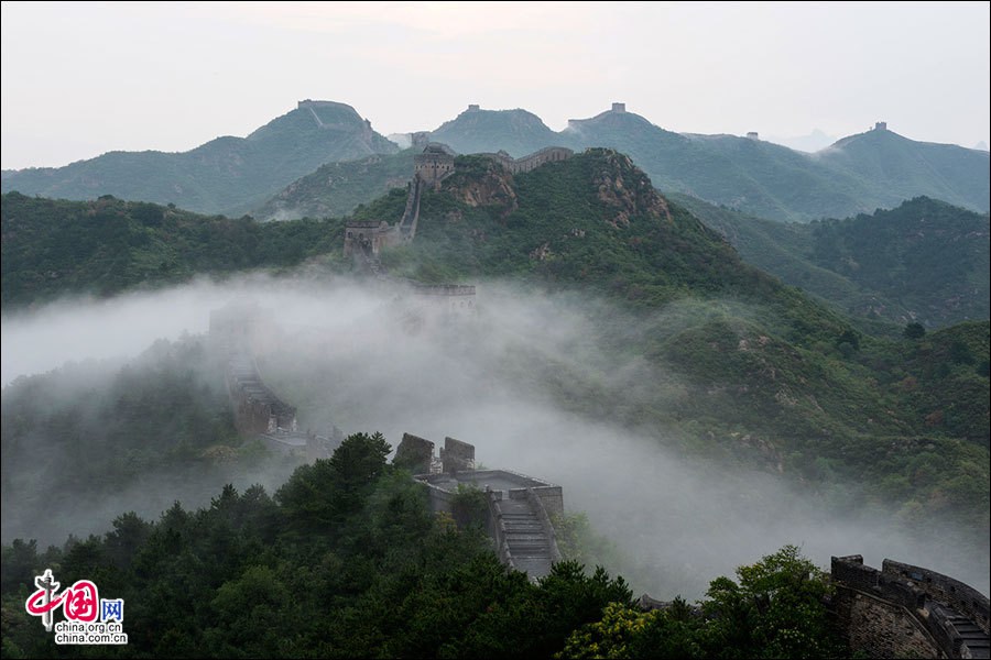 Участок Великой китайской стены Цзиньшаньлин после дождя