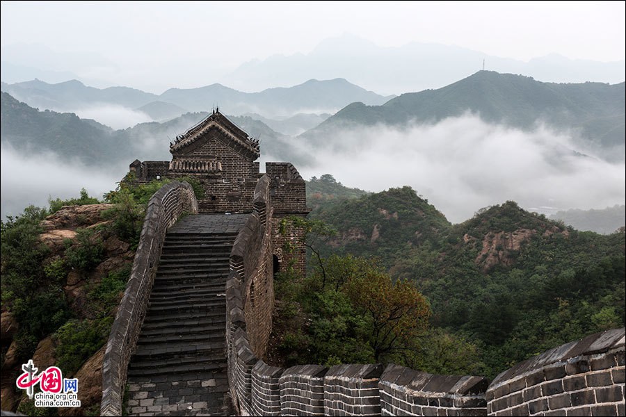 Участок Великой китайской стены Цзиньшаньлин после дождя 