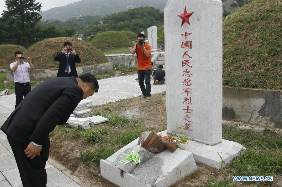 Посольство КНР в КНДР почтило память и провело уборку на кладбище павших китайских добровольцев в Кэсоне