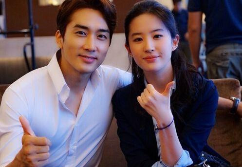 Влюбленная пара – южнокорейский актер Сын Хон Сон и китайская актриса Лю Ифэй