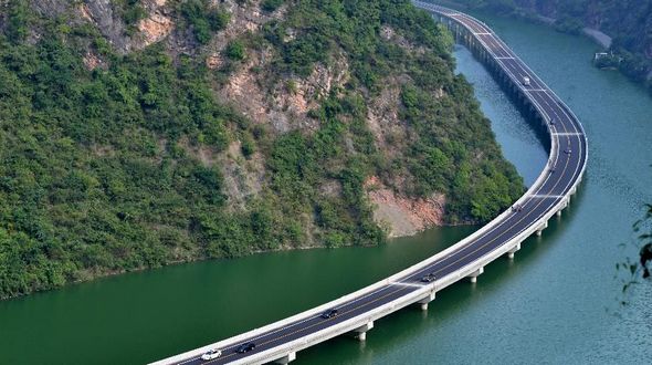В Китае было открыто новое шоссе над водой для движения