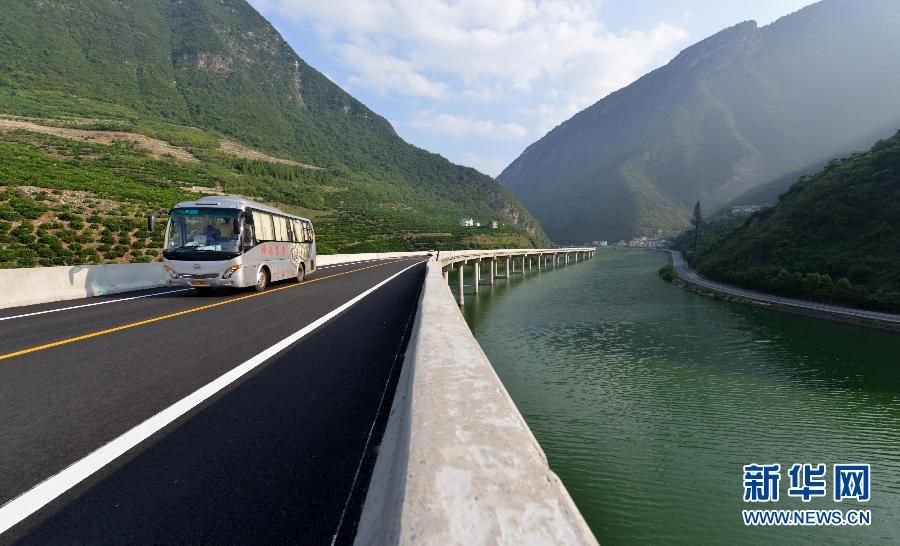 В Китае было открыто новое шоссе над водой для движения