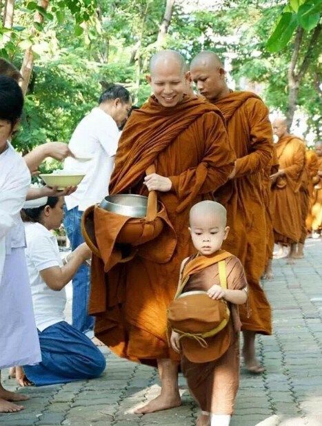 Маленький монах из Таиланда обрел популярность в китайском интернете