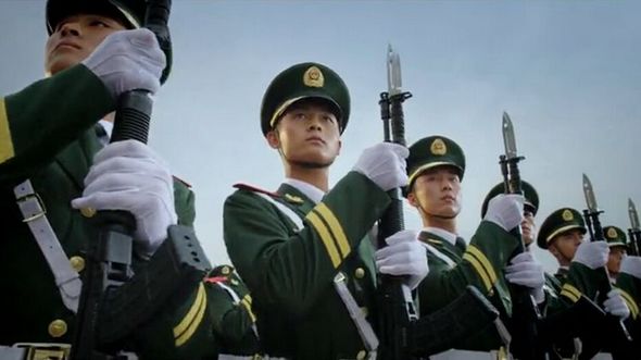 Кадры рекламы призыва в Народную вооруженную милицию Китая в 2015 году