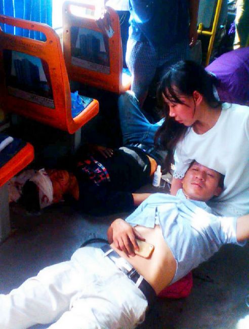 В Чунцине 15-летняя девушка сидела на полу в автобусе, положив голову пострадавшего себе на колени, пока не приехала машина скорой помощи 