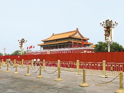 На площади Тяньаньмэнь началось установление сооружений для проведения парада