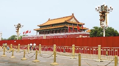 На площади Тяньаньмэнь началось установление сооружений для проведения парада