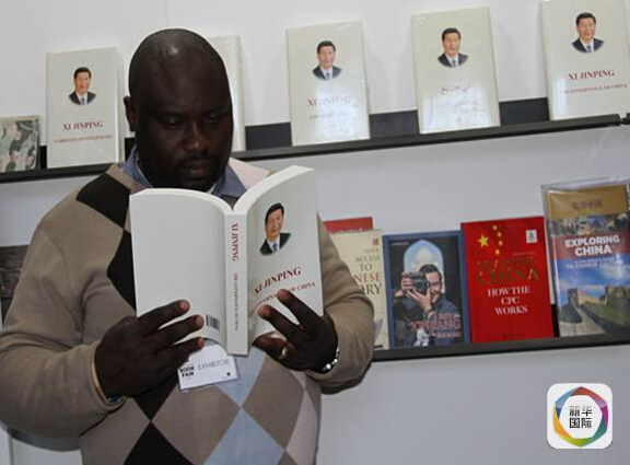 Английская версия книги «Си Цзиньпин о государственном управлении» стала популярной на книжной ярмарке в ЮАР