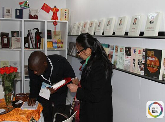 Английская версия книги «Си Цзиньпин о государственном управлении» стала популярной на книжной ярмарке в ЮАР