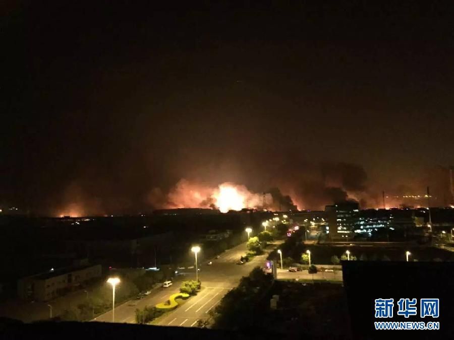 В Новом районе Биньхай города Тяньцзинь взорвался склад опасной продукции, большое число пострадавших госпитализировано