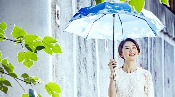 Красавица Чжан Вэнь в белом платье
