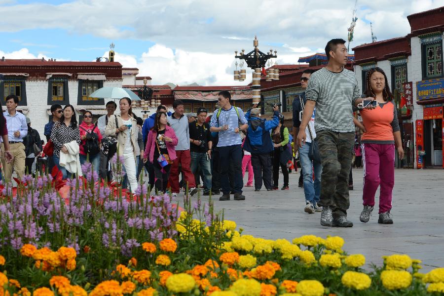Согласно статистике в 2014 году Тибет, в общей сложности, посетили 15,53 млн туристов, при увеличении почти на 1800 раз по сравнению с общим объемом посещения туристами в 1981 году, когда это цифра была 8624 человек.