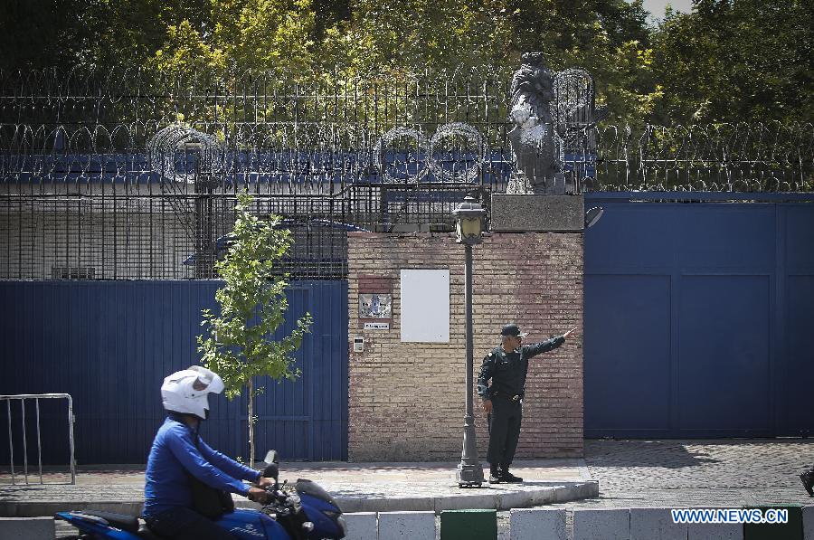 Глава МИД Великобритании Филипп Хаммонд сегодня в иранской столице вновь открыл посольство Великобритании в Иране, что знаменует начало потепления в дипотношениях между странами, которые были прерваны четыре года назад.