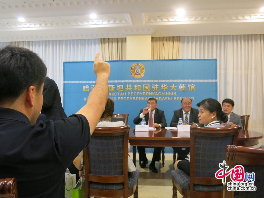 На фото: руководитель международной туристической компании РК “Complete Service” Абылхан Сарсенбаев отвечает на вопросы китайских журналистов.