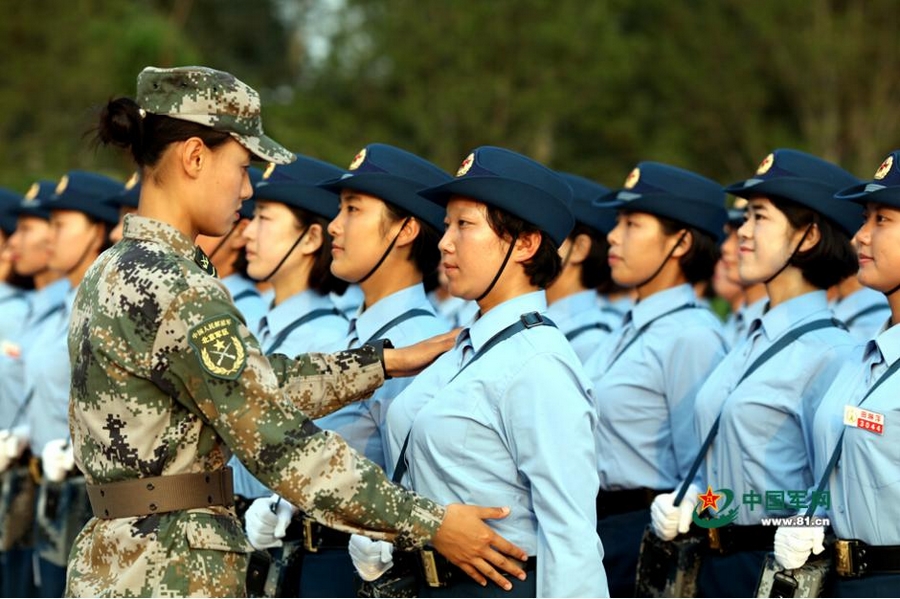 Этот парадный строй - единственный парадный строй в составе женщин-военнослужащих, который во время парада прошел на площади Тяньаньмэнь в 1984, 199 и 2009 годах.