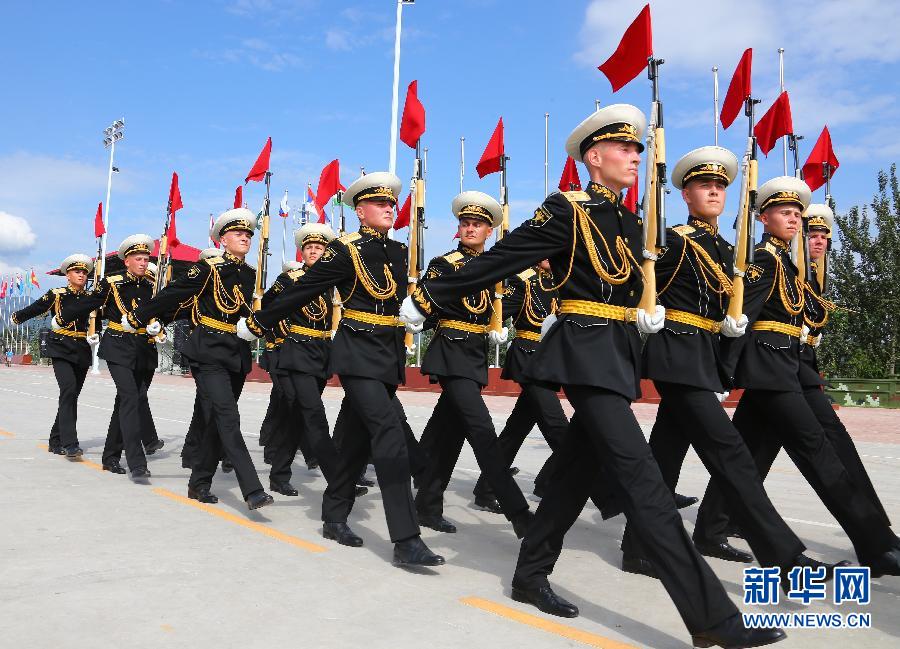 На фото: 26 августа, около тысячи офицеров и военнослужащих иностранных парадных расчетов и представительных групп из 17 стран напряженно тренируются перед парадом в Пекине на тренировочной базе в пригороде столицы.