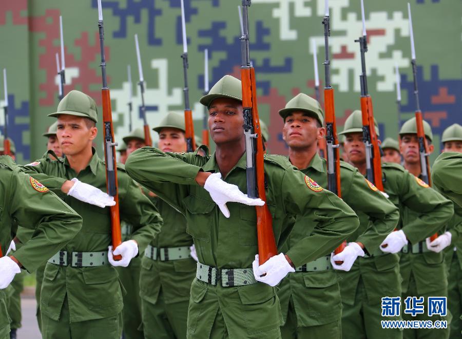 На фото: 26 августа, около тысячи офицеров и военнослужащих иностранных парадных расчетов и представительных групп из 17 стран напряженно тренируются перед парадом в Пекине на тренировочной базе в пригороде столицы.