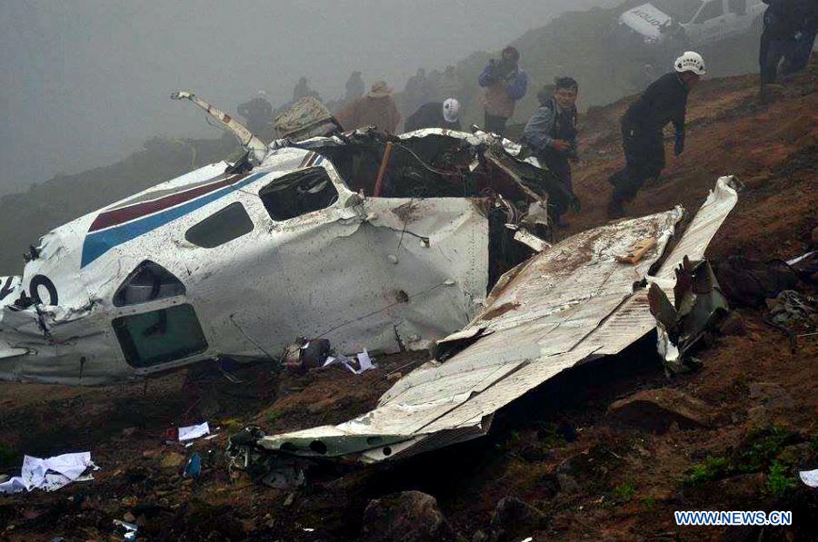 Когда спасатели прибыли на место происшествия, они обнаружили полностью разрушенный самолет и останки троих человек.