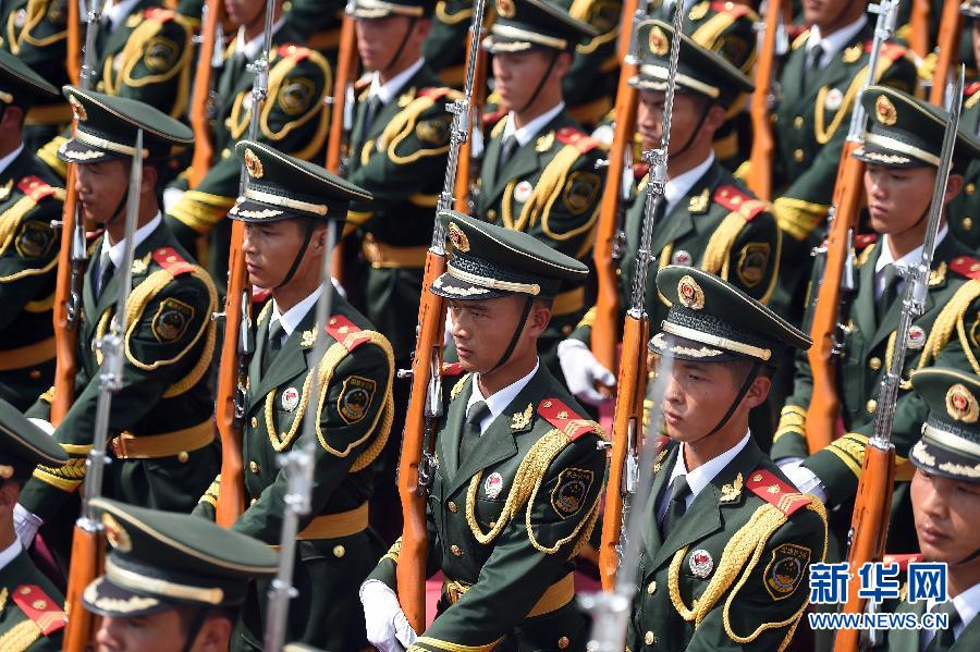 Корреспондент на днях посетил тренировочную базу вооруженной полиции в пригороде Пекина, чтобы в непосредственной близости посмотреть на репетицию парадного строя вооруженной полиции, участвующего в церемонии поднятия флага на праздничных мероприятиях. 