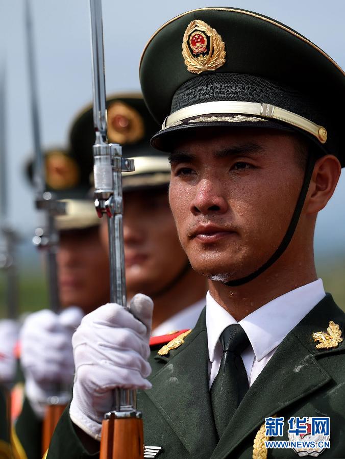 У солдат одинаковая форма нового типа в комплекте с сапогами, использующаяся специально для церемонии поднятия и спуска флага вооруженной полиции. 