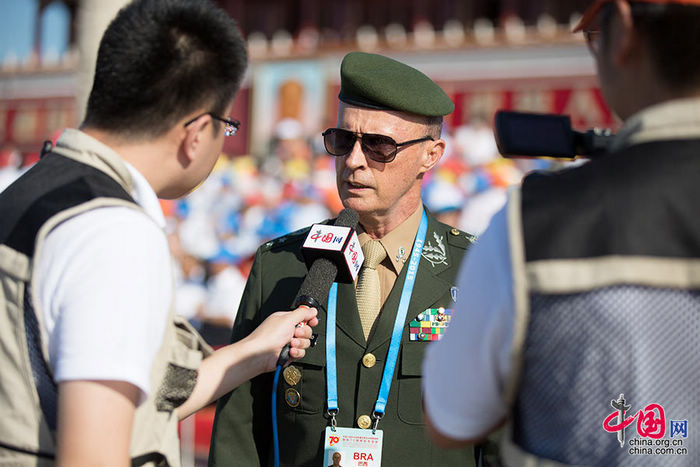 Китайские и иностранные гости непрерывно прибывают на площадь Тяньаньмэнь