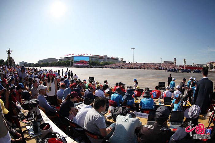 Китайские и иностранные гости непрерывно прибывают на площадь Тяньаньмэнь
