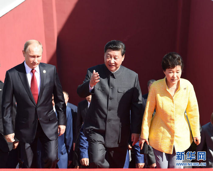 Си Цзиньпин и зарубежные гости вместе поднялись на верхнюю часть ворот Тяньаньмэнь.