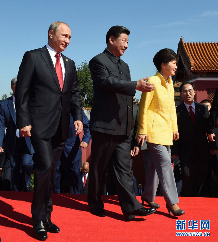 Си Цзиньпин и зарубежные гости вместе поднялись на верхнюю часть ворот Тяньаньмэнь.