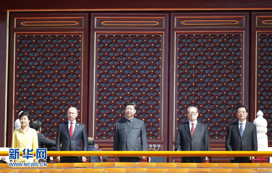 Партийные и государственные руководители Китая поднялись на центральную трибуну на площади Тяньаньмэнь