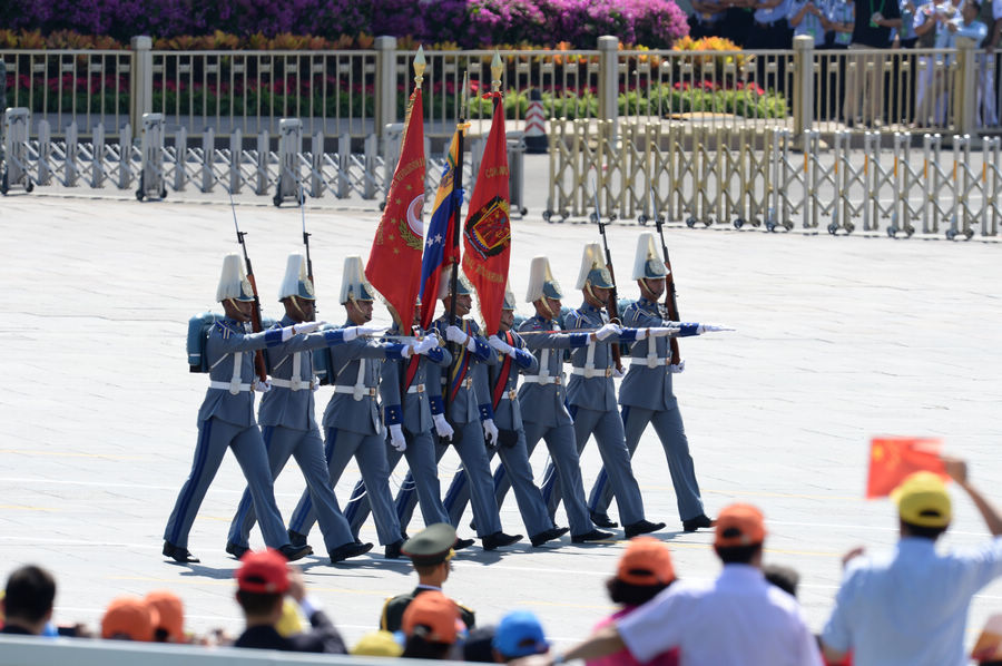 Перед трибунами проходит делегация вооруженных сил Венесуэлы