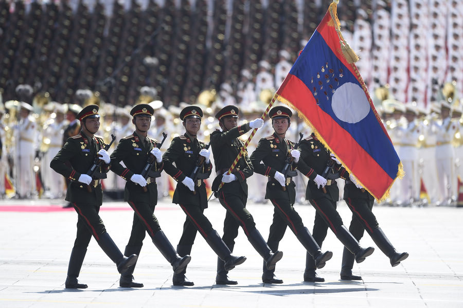 Мимо трибун проходит делегация Народной армии Лаоса