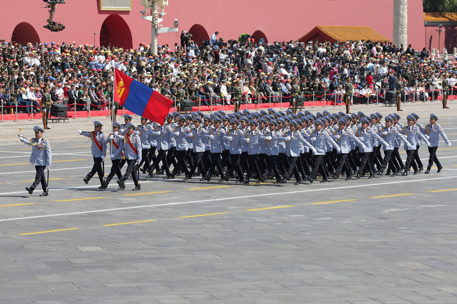 Мимо трибун проходит парадный расчет вооруженных сил Монголии