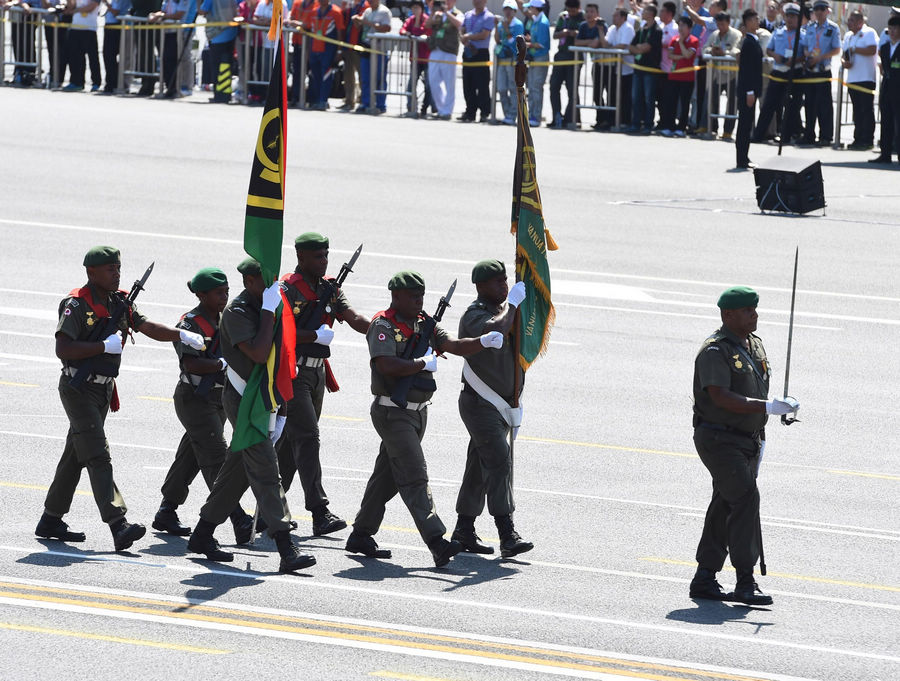 Мимо трибун проходит делегация механизированных войск Вануату
