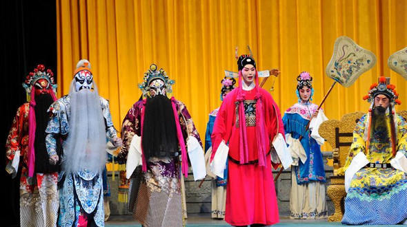 Учителя-добровольцы преподают пекинскую оперу