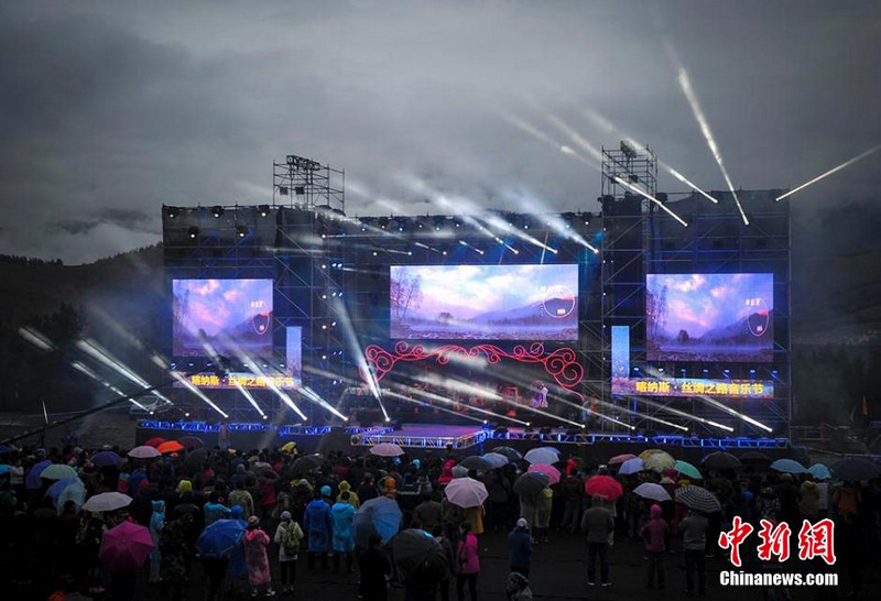 Восемь знаменитых оркестров приняли участие в Музыкальном фестивале Шелкового пути в Синьцзяне 