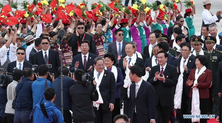 Юй Чжэншэн во главе делегации центрального руководства Китая прибыл в Лхасу для участия в торжествах по случаю 50-летия создания Тибетского автономного района