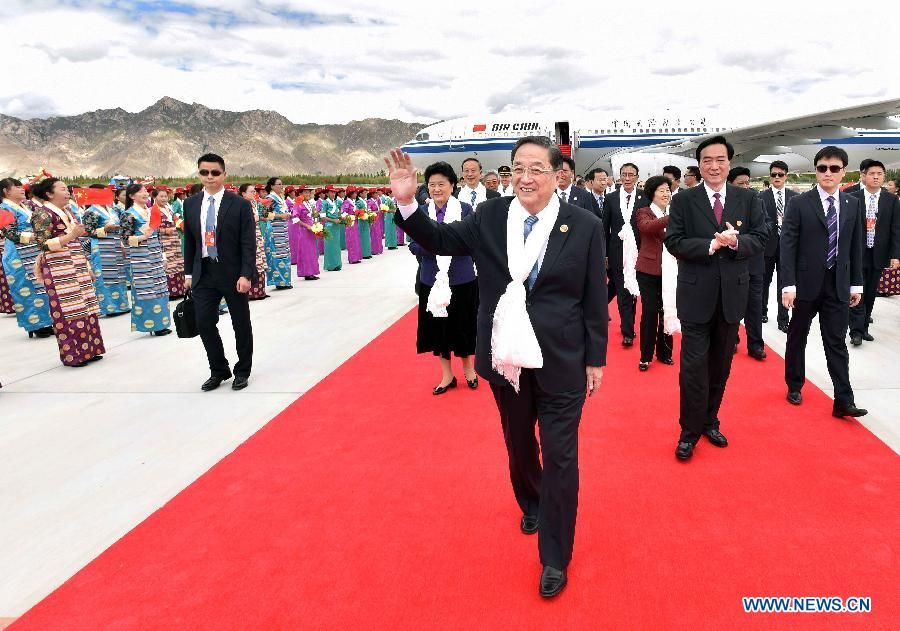 Юй Чжэншэн во главе делегации центрального руководства Китая прибыл в Лхасу для участия в торжествах по случаю 50-летия создания Тибетского автономного района