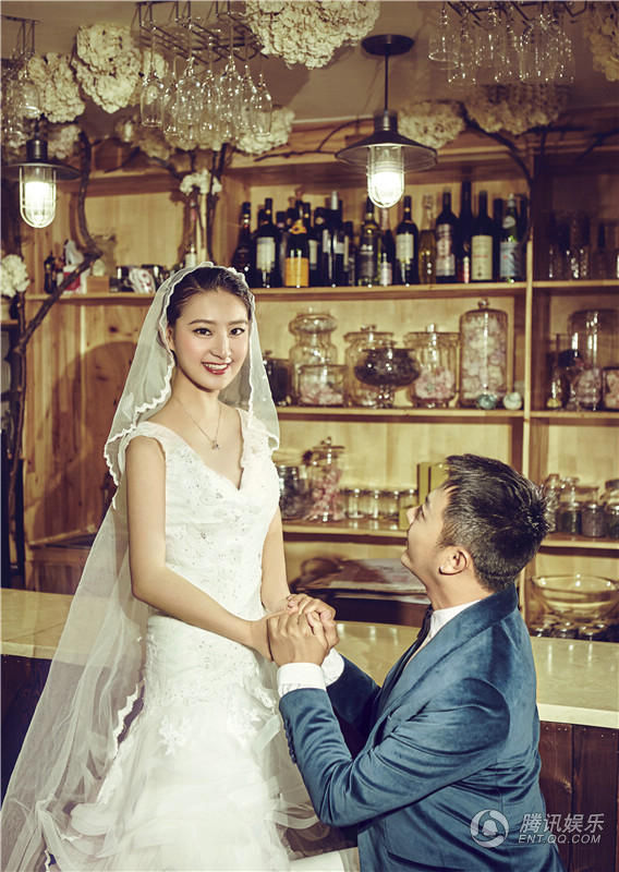 Инь Сяотянь со своей женой в свадебных снимках