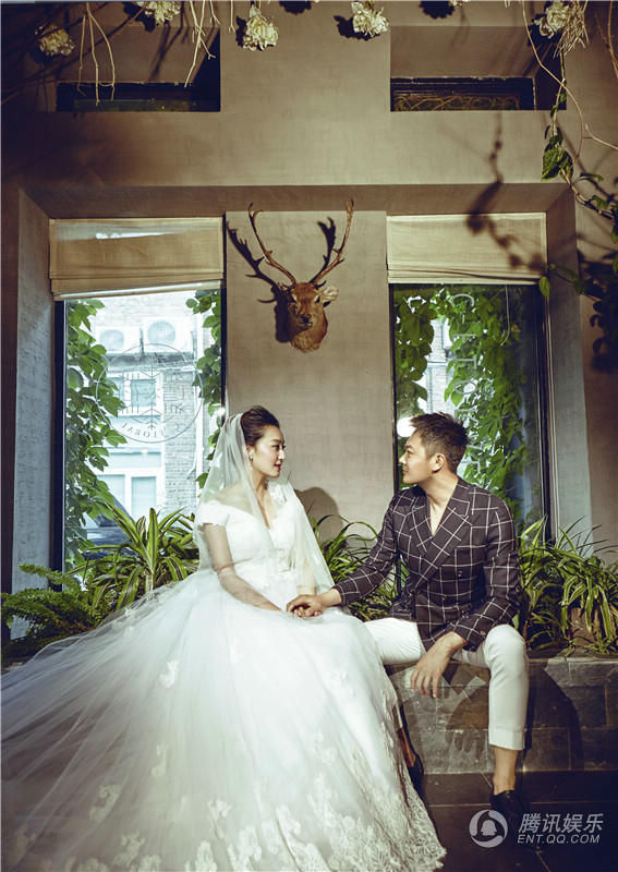 Инь Сяотянь со своей женой в свадебных снимках