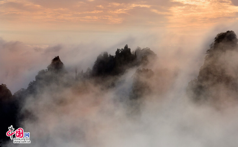 Красивые пейзажи горы Хуаншань после дождя