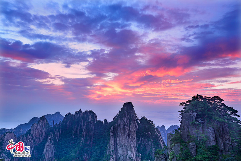 Красивые пейзажи горы Хуаншань после дождя