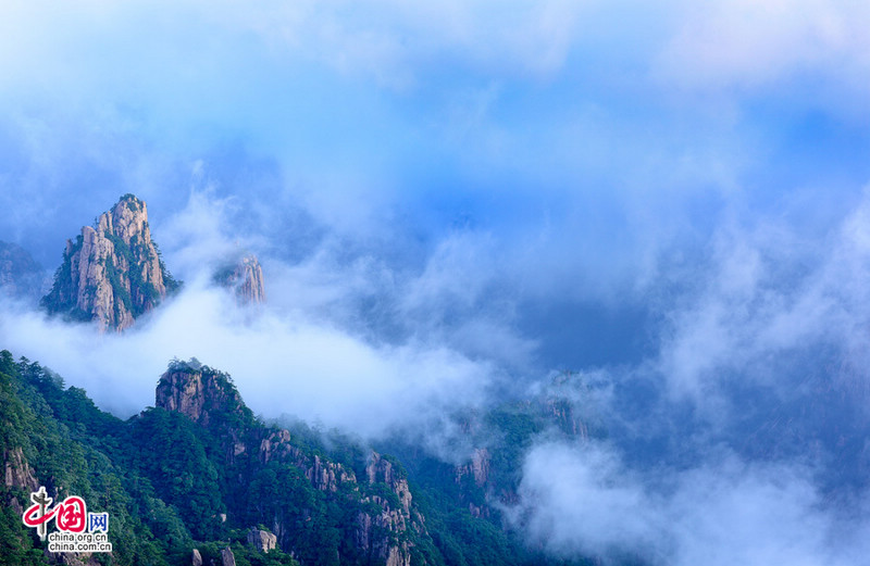 Красивые пейзажи горы Хуаншань после дождя