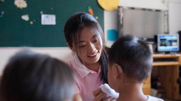 Праздник 'День Учителя': воспитатель специальных учреждений для детей с нарушением слуха